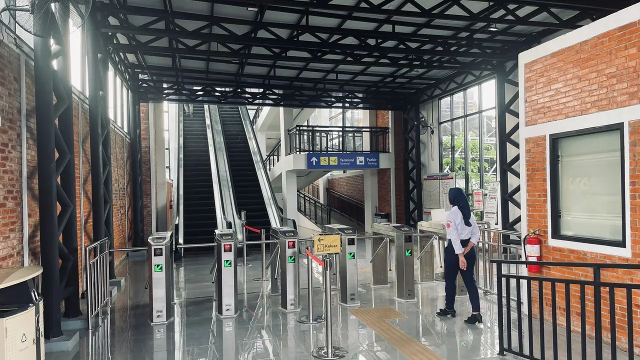 KAI Commuter pada Jumat (8/12/2023) hari ini mulai mengoperasikan Skybridge Bojonggede yang menghubungkan antara Stasiun KRL Commuter Line Bojonggede dengan Terminal Bojonggede.