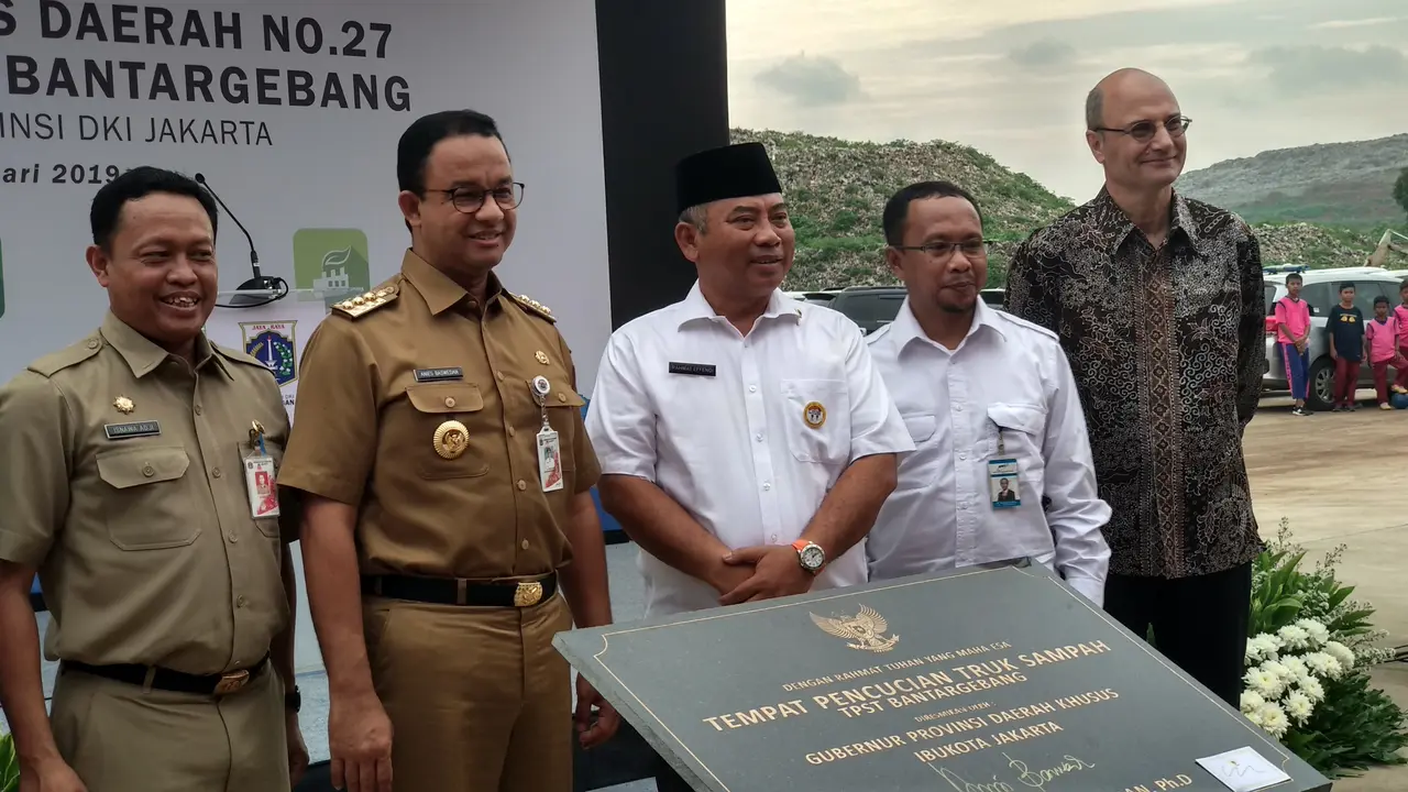 Gubernur DKI Jakarta Anies Baswedan meresmikan tempat pencucian truk sampah di TPST Bantargebang.
