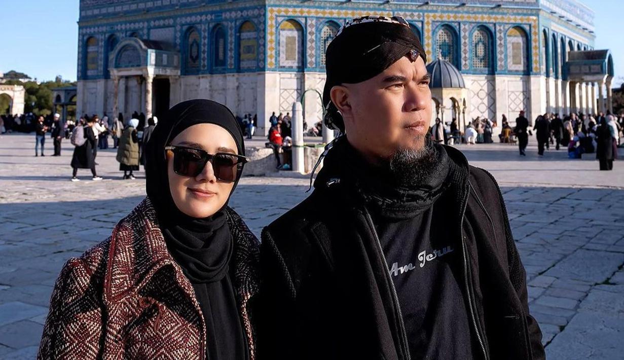 Dalam akun Instagram pribadinya, Mulan Jameela terlihat menikmati waktu liburan bersama keluarga. Bahkan, dirinya juga tampak mengunggah foto bersama Ahmad Dhani saat mengunjungi Masjid Al Aqsa di Palestina. (Liputan6.com/IG/@mulanjameela1)