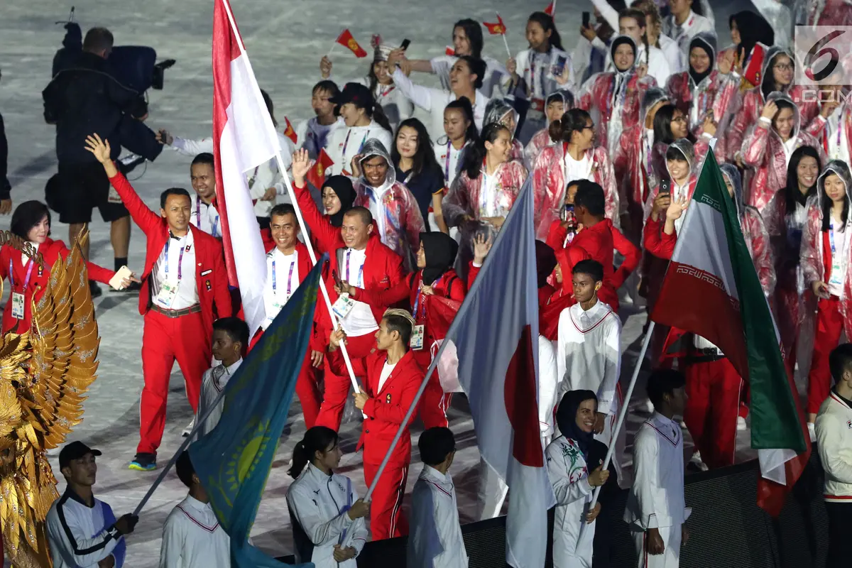 Parade Atlet Asian Games 2018 Pakai Jas Hujan