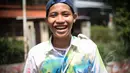 Seorang siswa mengenakan seragam yang penuh coretan usai mengikuti Ujian Nasional (UN) di Jakarta, Kamis (16/4/2015). Aksi coret seragam tersebut merupakan tradisi para pelajar sebagai bentuk kegembiraan usai mengikuti UN. (Liputan6.com/Faizal Fanani)