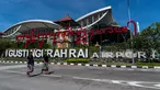 Dua penjaga keamanan tradisional Bali, yang secara lokal dikenal sebagai Pecalang, berpatroli selama Hari Raya Nyepi Tahun Baru Saka 1945 di luar bandara internasional Ngurah Rai di Badung di pulau resor Bali pada 22 Maret 2023. (AFP/DICKY BISINGLASI)