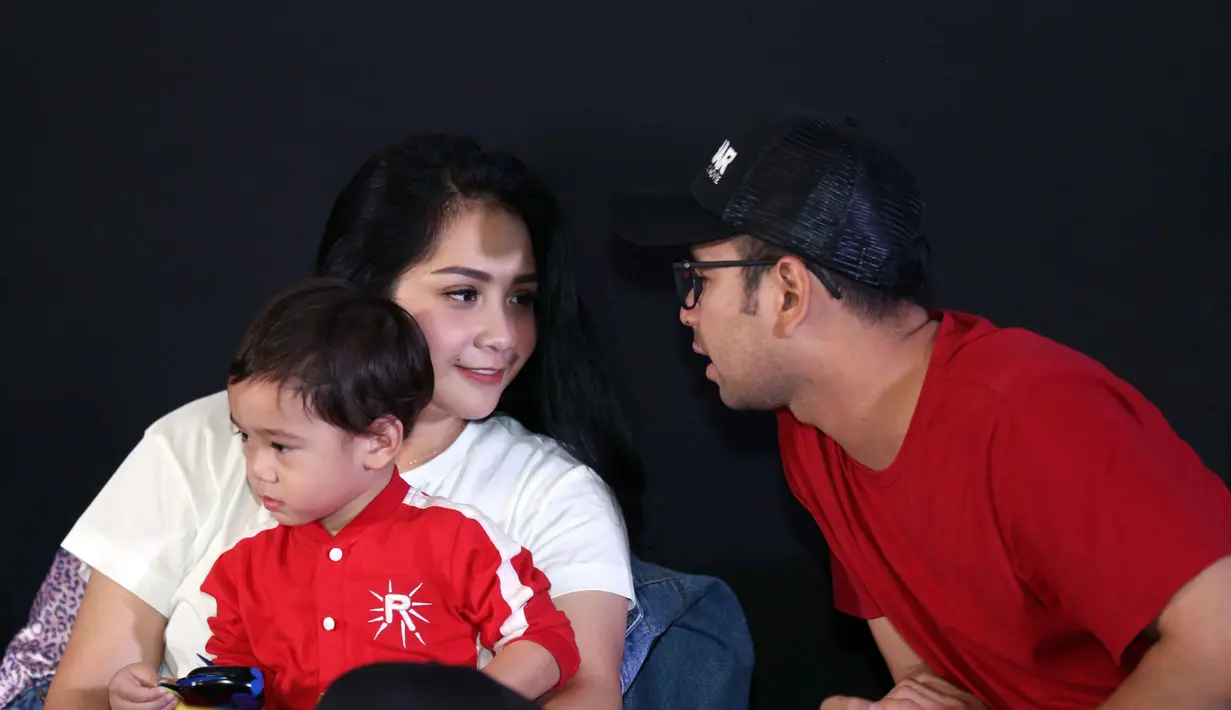 Sebagai sebuah kenangan saat anaknya besar nanti. Itulah film Rafathar Movie digarap oleh pasangan Raffi Ahmad dan Nagita Slavina. Harapannya, saat sudah besar anaknya bisa melihat karya orang tuanya. (Nurwahyunan/Bintang.com)