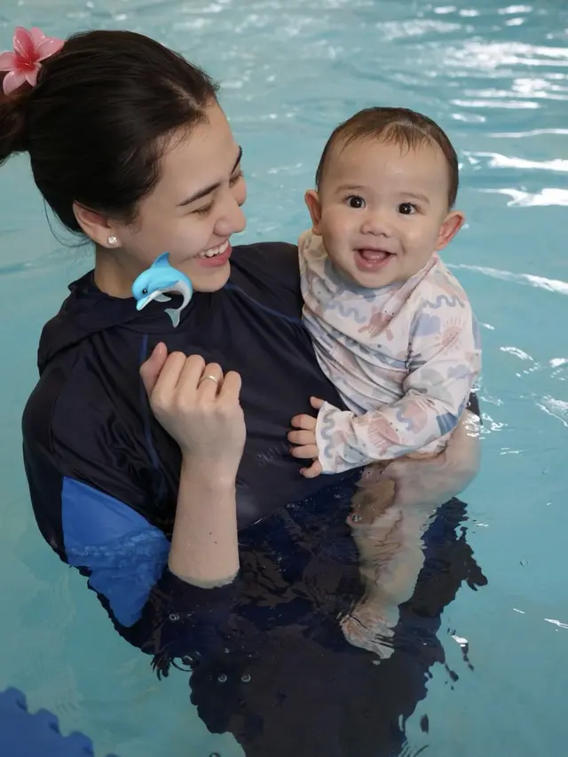 Aaliyah Massaid saat Dampingi Anak Les Renang tampil no makeup. [@aaliyah.massaid]