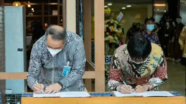 Dirut Telkomsel Hendri Mulya Syam (kanan) melakukan penandatanganan MoU dengan SMESCO Indonesia tentang kolaborasi strategis dalam hal pemanfaatan ekosistem digital yang dimiliki Telkomsel.(Dok. Telkomsel)