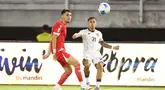Bek Timnas Indonesia, Dean Ruben James (kanan) saat mengecoh pemain Lebanon pada laga FIFA Matchday yang berlangsung di Stadion Gelora Bung Tomo, Surabaya, Senin (8/9/2025) malam WIB. (Bola.com/Abdul Aziz)