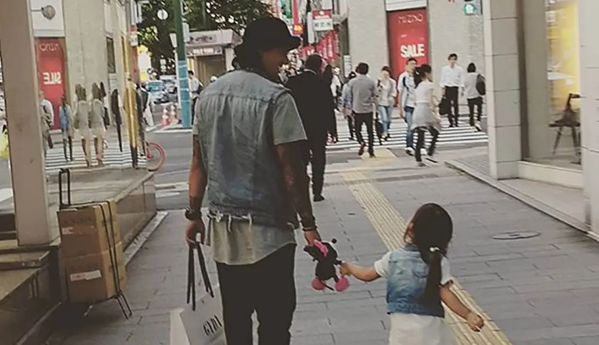 Mantan pemain Persema Malang itu kerap menghabiskan waktu libur pertandingan bersama keluarga kecilnya. (Instagram)