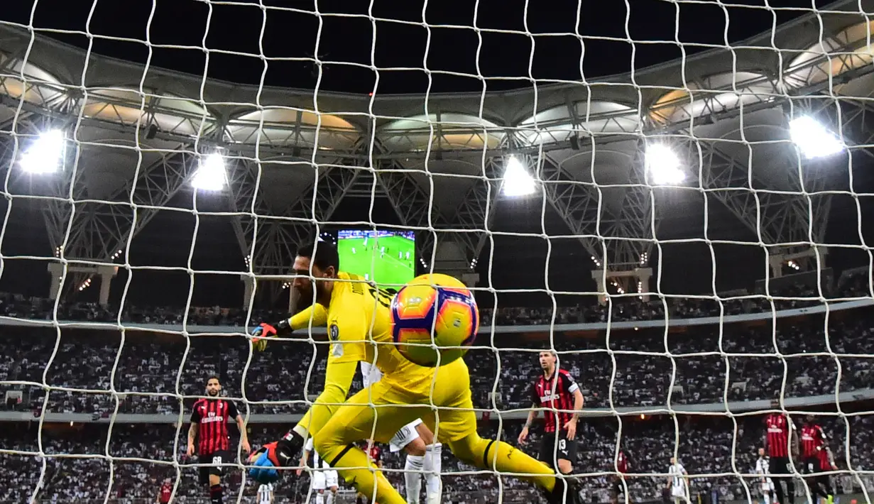 5. Proses gol Ronaldo yang mengoyak gawang Donnarumma pada laga Final Piala Super Italia yang berlangsung di stadion King Abdullah Sports City, Jeedah, Kamis (17/1). Juventus menang 1-0  atas AC Milan (AFP/Giuseppe Cacace)