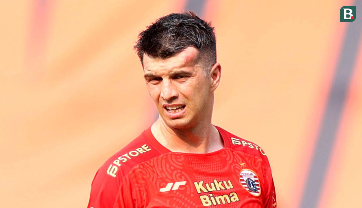 Kepala pemain Persija Jakarta, Ondrej Kudela, tampak benjol setelah terbentur kaki pemain Arema FC, Gustavo Almeida pada lanjutan BRI Liga 1 2023/2024 di Stadion Patriot Chandrabhaga, Kota Bekasi, Minggu (20/08/2023). Kedua tim bermain imbang 2-2. (Bola.com/M Iqbal Ichsan)