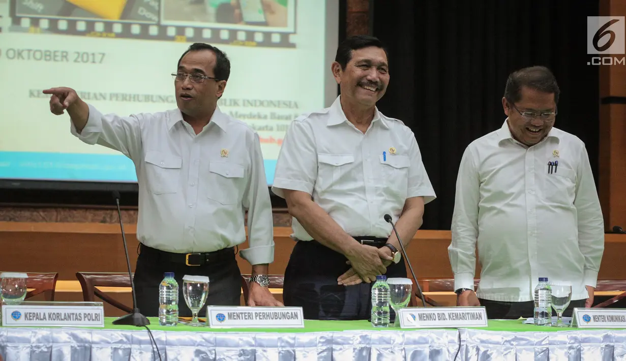 Menhub Budi Karya Sumadi (kiri), Menko Kemaritiman Luhut Binsar Pandjaitan (tengah) dan Menkominfo Rudiantara (kanan) saat menghadiri jumpa pers Revisi PM 26 Tahun 2017 di Kemenhub, Jakarta (19/10). (Liputan6.com/Faizal Fanani)