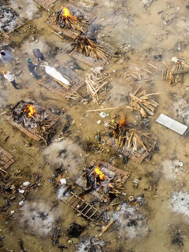 FOTO: India Kremasi Massal Korban COVID-19