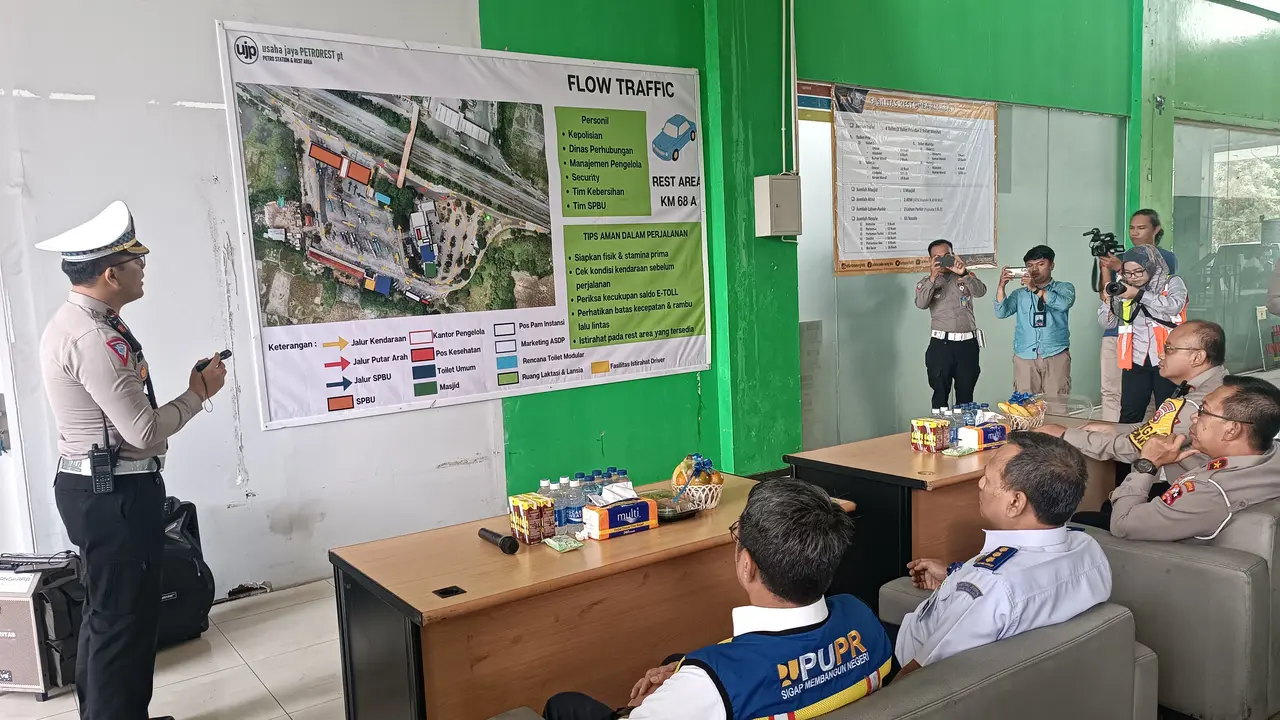 Korps Lalu Lintas (Korlantas) Polri mengecek arus lalu lintas dan rest area yang berada di Jalan Tol Jakarta-Merak, Senin (4/3/2024).