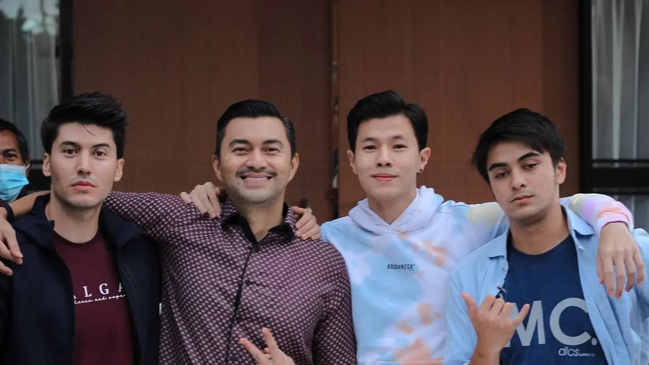Terlihat Seumuran, Ini 6 Potret Anjasmara Bareng Pemain Love Story The Series