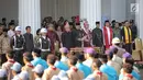 Sejumlah pejabat negara mengakan busana daerah saat mengikuti upacara Hari Lahir Pancasila di Gedung Pancasila, Jakarta Pusat, Jumat (1/6). (Liputan6.com/Faizal Fanani)