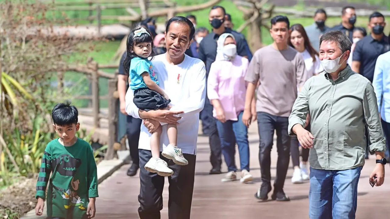 Presiden Joko Widodo atau Jokowi dan Ibu Negara Iriana mengunjungi kawasan wisata Solo Safari Kota Surakarta, Jawa Tengah, Senin (23/1/2023).