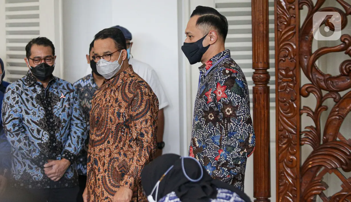 Gubernur DKI Jakarta Anies Baswedan (kedua kanan) saat menerima kunjungan Ketua Umum Partai Demokrat Agus Harimurti Yudhoyono atau AHY (kanan) di Balai Kota DKI Jakarta, Kamis (6/5/2021). Kunjungan AHY untuk silaturahmi dan membicarakan Jakarta. (Liputan6.com/Faizal Fanani)