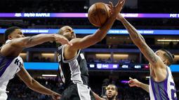 Pemain Sacramento Kings berusaha menghadang pergerakan pemain San Antonio Spurs, Tony Parker (tengah) dalam laga reguler NBA 2016-2017 di Golden 1 Center, Sacramento, Kamis (17/11/2016) WIB. (AP Photo/Rich Pedroncelli)