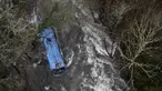 Bangkai bus terlihat di sungai Lerez setelah jatuh saat melintasi jembatan, menewaskan empat orang, di Cerdedo-Cotobade, Spanyol (25/12/2022). Kecelakaan itu terjadi pada 24 Desember malam di dekat Vigo dan perbatasan dengan Portugal. (AFP/Brais Lorenzo)