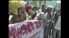 Puluhan mahasiswa unjuk rasa tuntut Bupati Polewali Mandar perbaiki infrastruktur di Kecamatan Tutar, Sulawesi Barat.