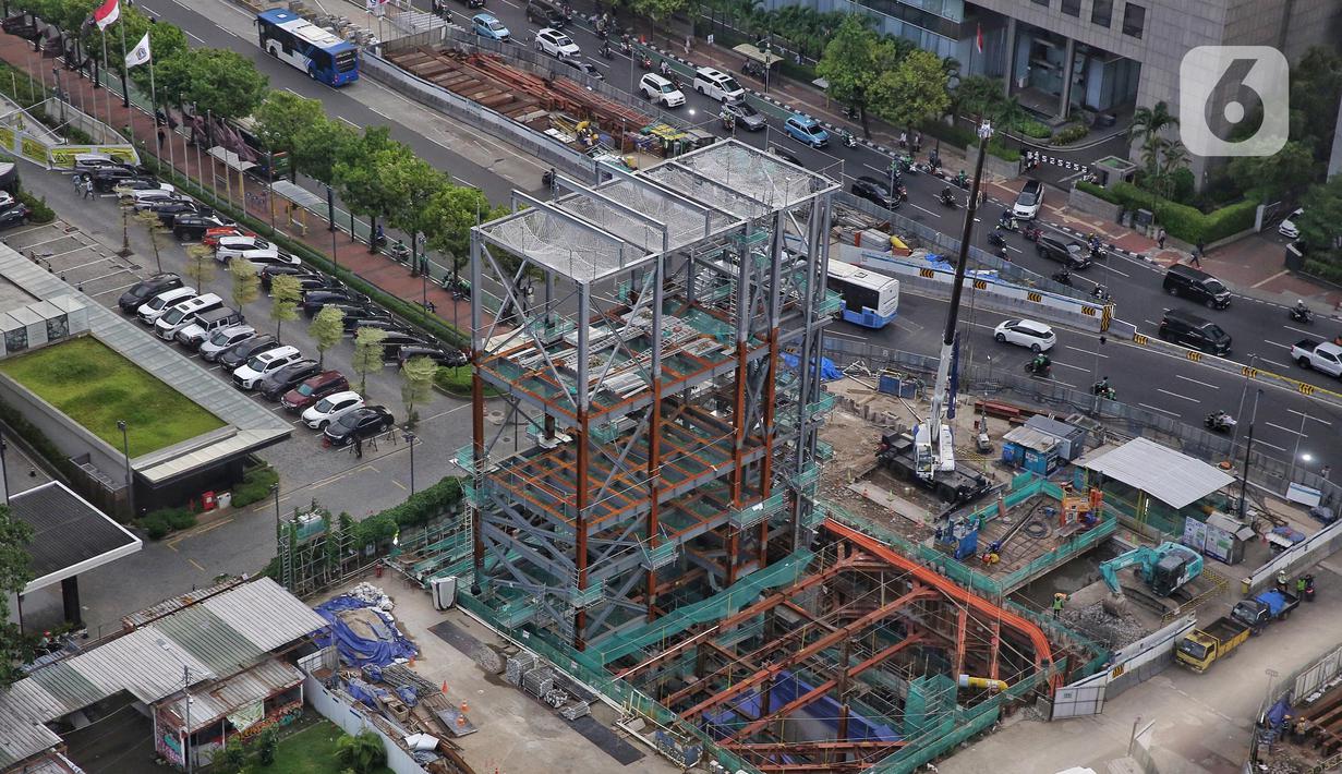 Aktivitas pekerja menyelesaikan tahapan pengerjaan proyek MRT fase 2A CP201 (Thamrin-Monas) di jalan MH Thamrin, Jakarta, Rabu (23/4/2025). (Liputan6.com/Angga Yuniar)