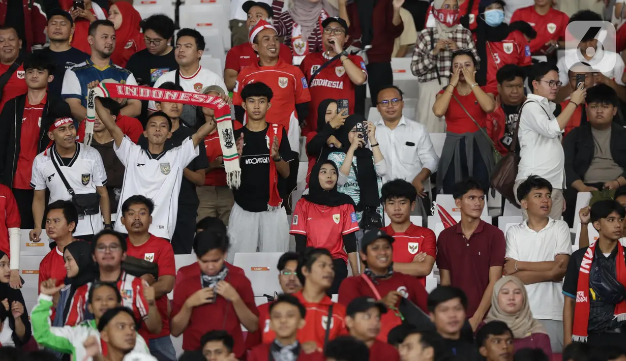 Sementara, Ultras tak membentangkan spanduk, mereka hanya terus bernyanyi sejak pemanasan. (Liputan6.com/Helmi Fithriansyah)