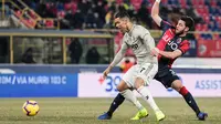 Aksi Cristiano Ronaldo pada laga melawan Bologna di Coppa Italia. (AFP/Tiziana Fabi)
