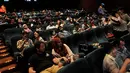 Sebelum Premier Film The Wedding Ringer dimulai, sejumlah penonton sibuk dengan ponselnya. Beberapa diantaranya asyik berselfie, Jakarta, Selasa,(17/2/2015) (Liputan6.com/Johan Tallo)