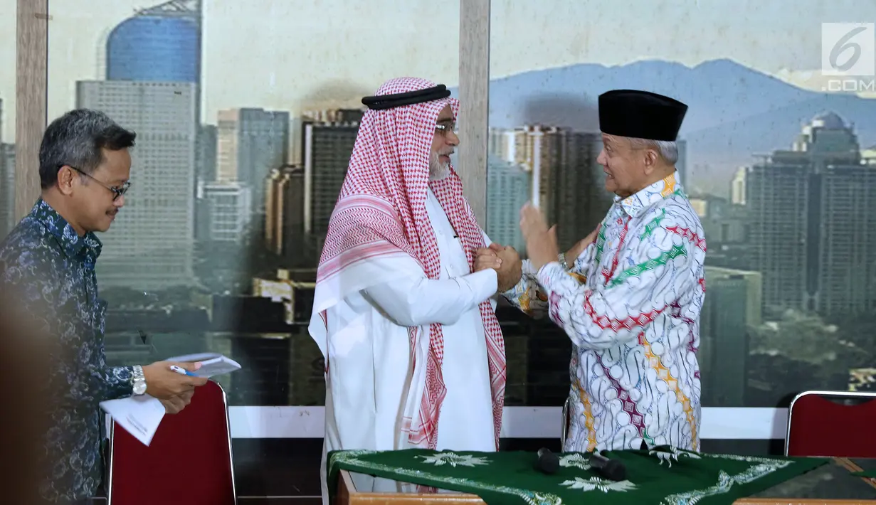 Ketua PP Muhammadiyah, Anwar Abbas (kanan) bersalaman dengan Dubes Arab Saudi untuk Indonesia, Osama bin Mohammed Al-Shuaibi usai memberi sejumlah keterangan di Kantor PP Muhammadiyah, Jakarta, Selasa (13/11). (Liputan6.com/Helmi Fithriansyah)