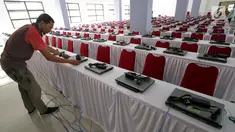 Teknisi menginstal laptop untuk tes calon pegawai negeri sipil (CPNS) di GOR Kelapa Gading, Jakarta Utara, Jumat (26/10). Tempat ini akan menjadi lokasi tes CPNS yang akan dilangsungkan pada Sabtu, 26 Oktober 2018. (Liputan6.com/JohanTallo)