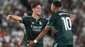 Pemain Real Madrid Arda Guler (kiri) merayakan gol bersama rekan setimnya Kylian Mbappe dalam laga La Liga Spanyol antara Elche vs Madrid di Elche, Spanyol, Selasa, 15 September 2026. (AP Photo/Alberto Saiz)