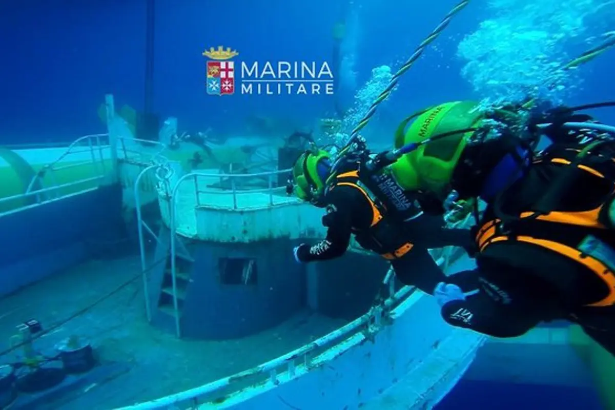 Italia Angkat Kapal Karam Berisi 800 Imigran yang Terperangkap