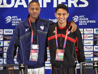Pelatih Timnas Indonesia Patrick Kluivert (kiri) bersama pemain Timnas Indonesia Marselino Ferdinan memberikan keterangan terkait persiapan jelang laga putaran ketiga Kualifikasi Piala Dunia 2026 Zona Asia Grup C melawan Bahrain di Stadion Utama Gelora Bung Karno, Senayan, Jakarta, Senin (24/3/2025). (Liputan6.com/Angga Yuniar)
