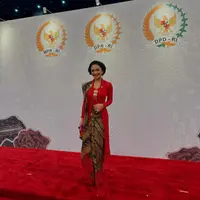Anggota Komisi IX DPR RI, Krisdayanti, hadir dalam sidang tahunan MPR 2024 di Senayan, Jakarta, pada Jumat (16/8/2024) dengan kebaya merah menyala. (Foto: Dok. Instagram @krisdayantilemos)