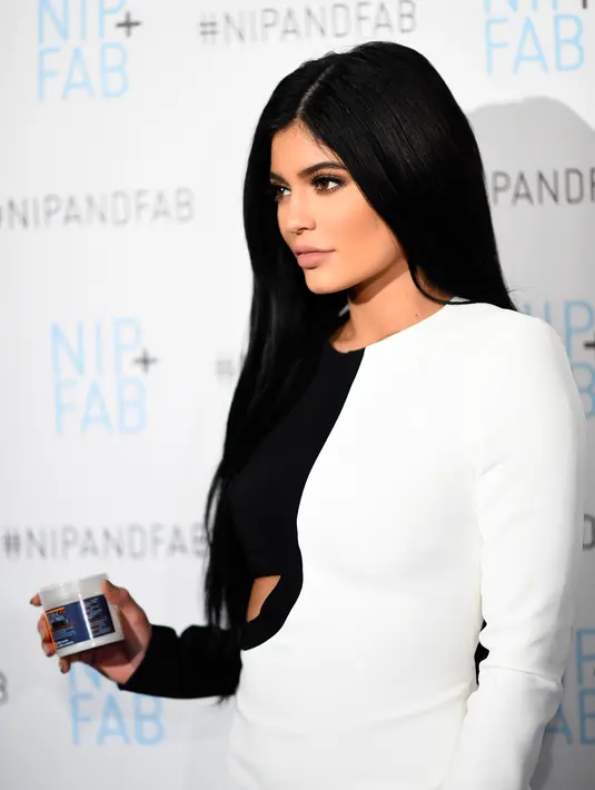 Hal tersebut bukanlah ulah Kylie Jenner yang menumpang hidup pada Tyga, namun hal itu malah sebaliknya, Tyga sering meminjam uang hasil jerih payah Kylie. (AFP/Bintang.com)