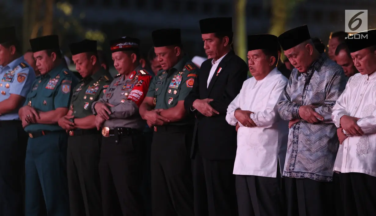 Presiden Joko Widodo dan Wapres Jusuf Kalla salat berjamaah saat menghadiri acara buka puasa bersama dengan Panglima TNI Jenderal Gatot Nurmantyo dan para prajurit TNI di Mabes TNI, Cilangkap, Jakarta Timur, Senin (19/6). (Liputan6.com/Angga Yuniar)