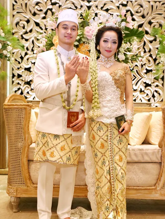 "Aku sebenarnya nervous juga sih, dari hotel sampai ijab kabul aku nggak berhenti dzikir, emang bener banget sih dzikir bisa ngurangin rasa gugup," sahut Karina Salim. (Adrian Putra/Bintang.com)