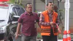 Tersangka Sekretaris Daerah (nonaktif) Jawa Barat Iwa Karniwa bersiap untuk menjalani pemeriksaan di gedung KPK, Jakarta, Selasa (26/11/2019). Iwa Karniwa menjalani pemeriksaan lanjutan sebagai tersangka terkait kasus dugaan suap proyek Meikarta. (merdeka.com/Dwi Narwoko)