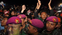 Ribuan fans Iwan Fals serta para prajurit TNI larut dengan dendang balada sang idola di Mabes TNI Cilangkap, Jakarta, (12/10/14). (Liputan6.com/Miftahul Hayat) 