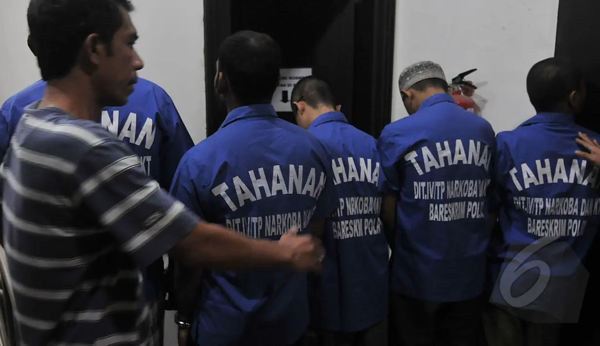 Tampak Lima orang tersangka pengedar sabu yang berhasil diamankan Dir Narkoba Bareskrim Polri Dua di antaranya adalah berasal dari Sri Lanka di Gedung BNN, Jakarta, Selasa (21/4/2015). (Liputan6.com/Johan Tallo)