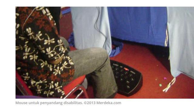 Mahasiswa Fakultas Teknik Mesin dan Industri UGM menciptakan mouse dan keyboard komputer untuk penyandang disabilitas