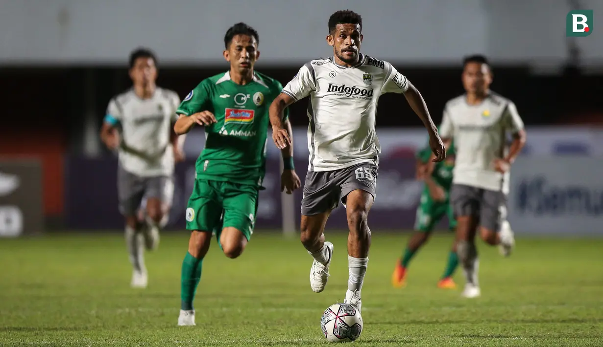 Pemain Persib Bandung, Ricky Kambuaya menggiring bola saat laga pekan kelima BRI Liga 1 2022/2023 antara PSS Sleman melawan Persia Bandung di Stadion Maguwoharjo, Sleman, Jumat (19/08/2022). (Bola.com/Bagaskara Lazuardi)