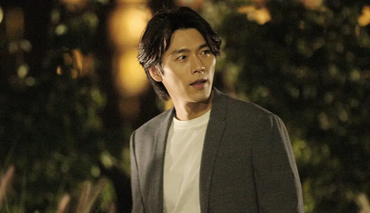 Penampilan semi-formal yang dikenakan oleh Hyun Bin satu ini juga bisa jadikan inspirasi gaya OOTD. Bahkan, rambutnya yang terlihat sedikit gondrong pun dinilai menambah poin penampilannya. (Liputan6.com/IG/@vast.ent)