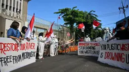 Unjuk rasa mendesak pemerintah Australia dan Jepang segera menghentikan ekspor sampah plastik ke Indonesia. (JUNI KRISWANTO/AFP)