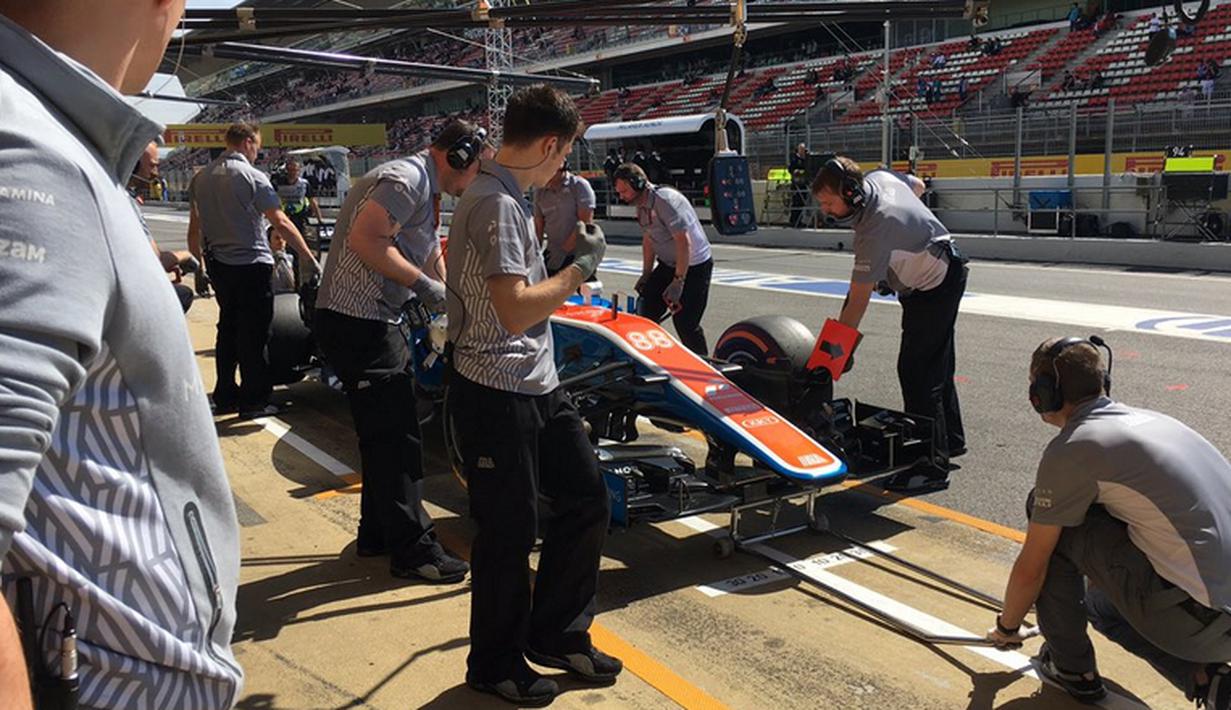 Pebalap Manor Racing asal Indonesia, Rio Haryanto, mencatat waktu 1 menit 26,251 detik dalam latihan bebas ketiga F1 GP Spanyol di Sirkuit Catalunya, Spanyol, Sabtu (14/5/2016). (Bola.com/Twitter/Manorracing)