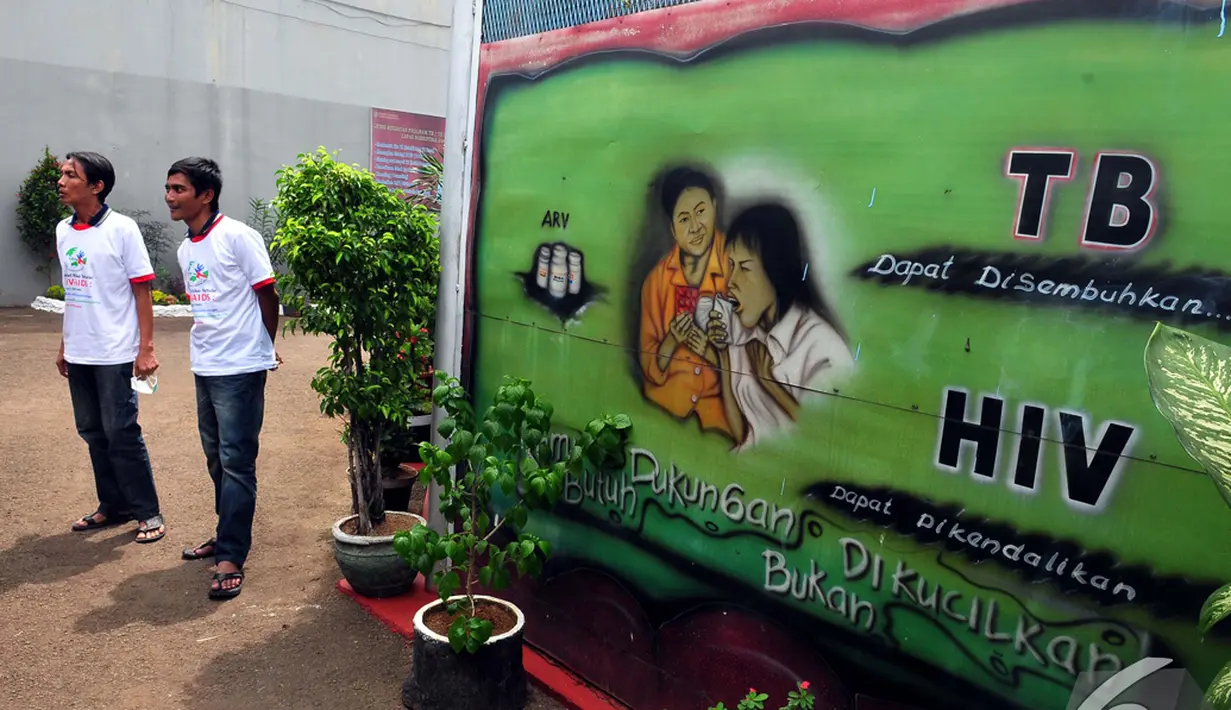 Sebuah gambar tentang dukungan kepada para penderita HIV di salah satu tembok di Lapas Narkotika Kelas IIA, Jakarta, Senin (1/12/2014). (Liputan6.com/Johan Tallo) 
