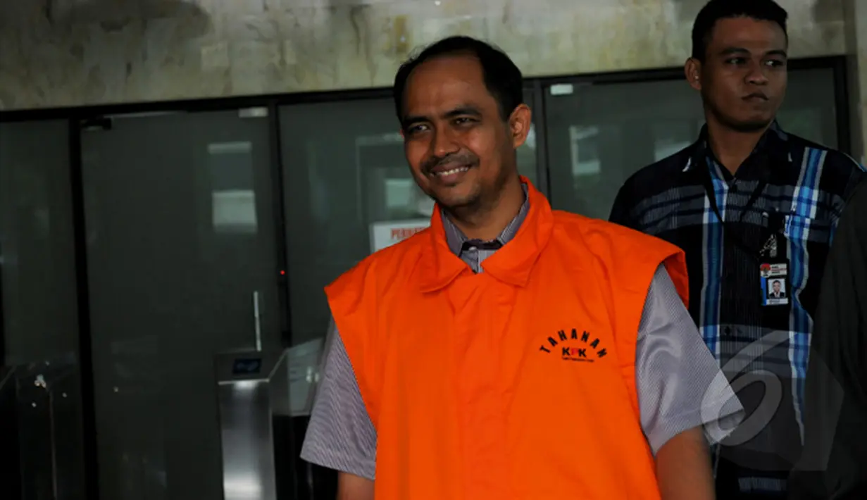 Ikmal Jaya berjalan menuju mobil yang menjemputnya usai memenuhi panggilan KPK. Ikmal adalah tersangka kasus dugaan korupsi tukar guling tanah di Tegal, Jakarta, Selasa (17/2/2015). (Liputan6.com/Faisal R Syam) 