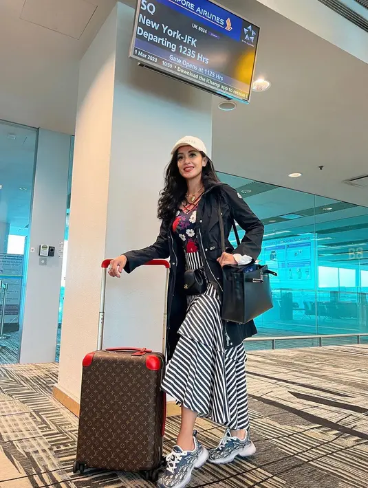 Padanan dress bermotif dan jaket parka serta sneakers jadi airport fashion ala Diah. @dps_diahpermatasari.