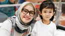 Main bareng dengan anak menjadi kegiatan yang belakangan ini sering dilakukannya, untuk itu Reva pun memilih gaya hijab yang simple dan sederhana  seperti ini. (Instagram/vatemat)