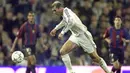 Prestasi itu membuat Zinedine Zidane diboyong raksasa Spanyol, Real Madrid dengan harga 51,45 juta poundsterling pada tahun 2001. (AFP/Christophe Simon)