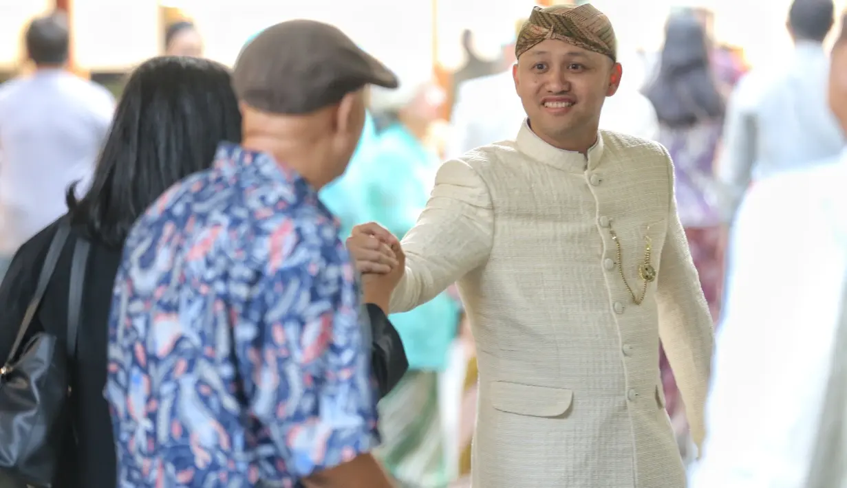 "Akhirnya dia menikah juga, menemukan dambaan hatinya, moga-moga menjadi yang terakhir. Jadi pertama dan terakhir. Semoga cepat dapat momongan dan menjadi keluarga yang sakinah mawadah warahmah," doa Ananda Mikola. (Adrian Putra/Bintang.com)